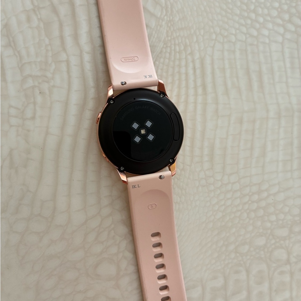 Apple.  Samsung.  Fitbit lot of 25.  for repair broken damaged - Picture 10 of 16